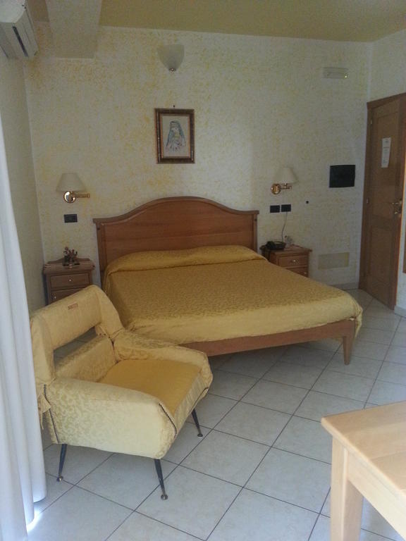 Hotel Mistef Falerna Ruang foto