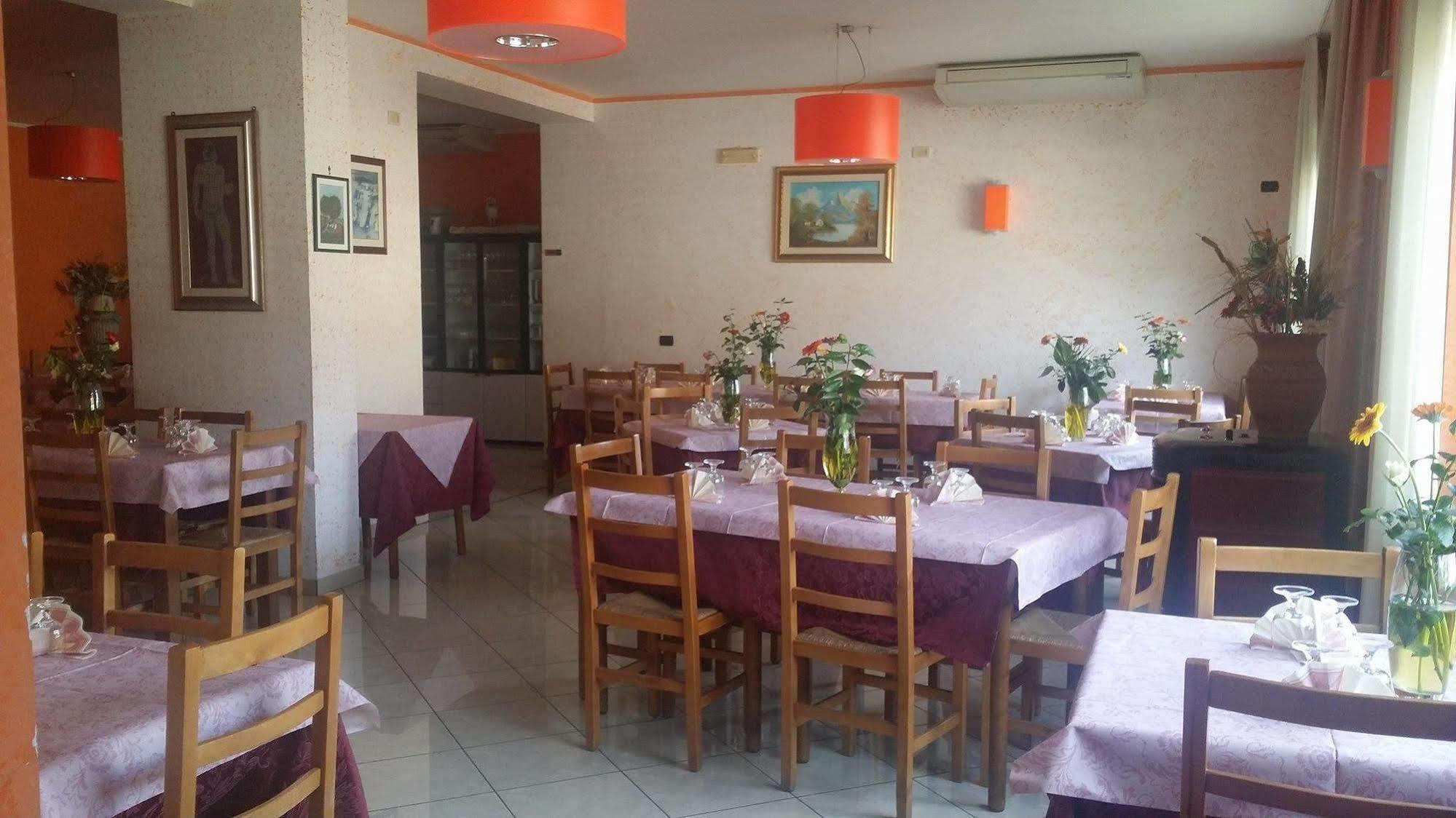 Hotel Mistef Falerna Bagian luar foto
